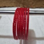 लाल प्लेन कटिंग में काँच की डबी