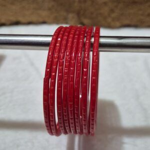 लाल प्लेन कटिंग में काँच की डबी