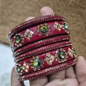 लाल कलर में कडा-चुडी