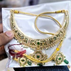 Green colour Nekless ke saath earrings D2